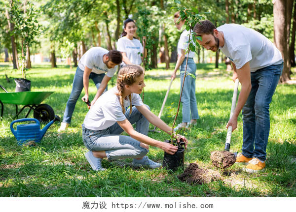 志愿者在绿色公园植树